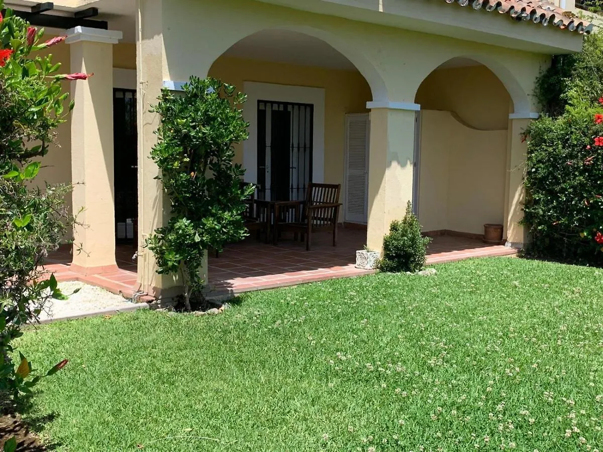 Garden apartment golf view Benahavís